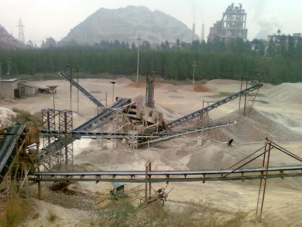 時(shí)產(chǎn)300噸以上的玄武巖破碎機(jī)生產(chǎn)線（出4種砂子）配置