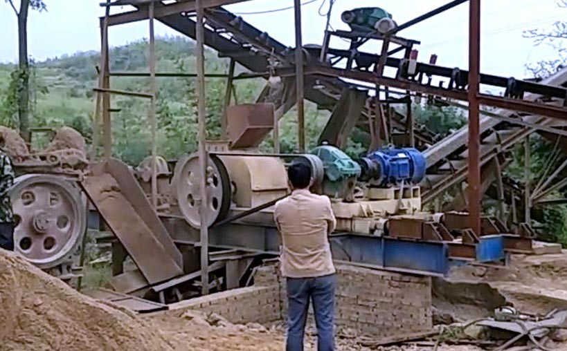 小型對輥式破碎機(jī)制砂洗沙現(xiàn)場案例