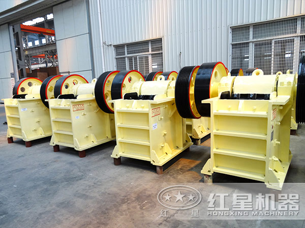 顎式破碎機(jī)現(xiàn)場(chǎng)