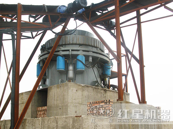 圓錐破碎機(jī)作業(yè)現(xiàn)場