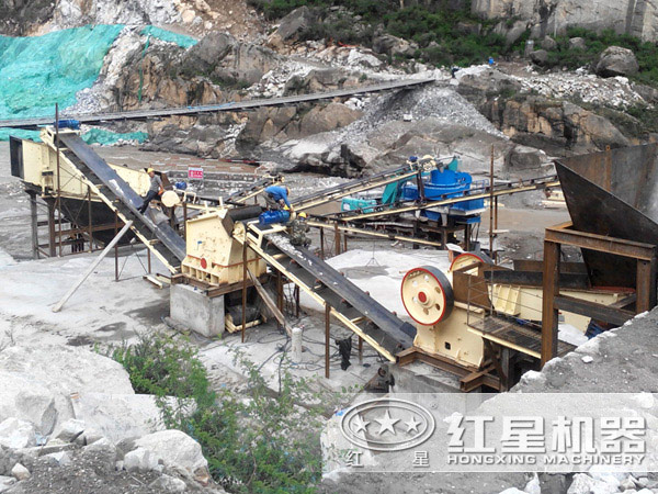 礦石破碎機(jī)現(xiàn)場(chǎng)