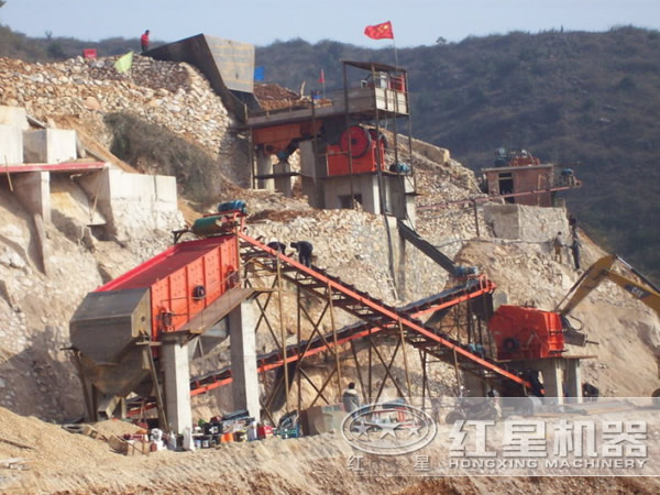 筑路砂石生產(chǎn)現(xiàn)場(chǎng)