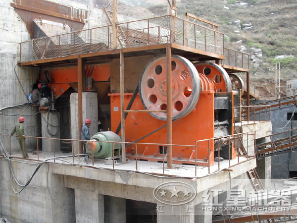 顎式破碎機(jī)現(xiàn)場圖