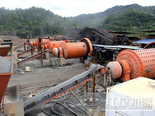 球磨機(jī)作業(yè)現(xiàn)場