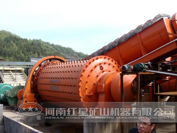 鉻鐵礦球磨機現(xiàn)場圖