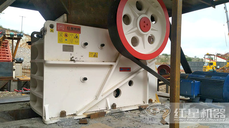 69鄂破機(jī)室外作業(yè)現(xiàn)場