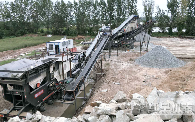 移動碎石加工設備粉碎玄武巖現(xiàn)場