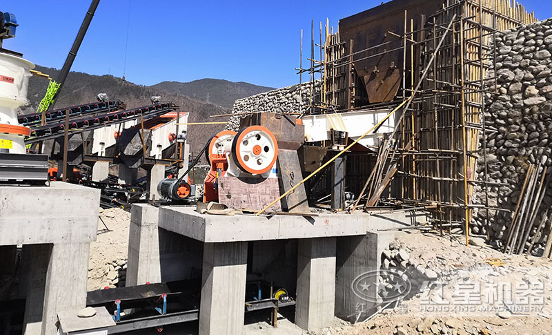 砂石生產(chǎn)線常見的1215破碎機