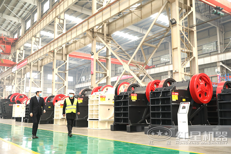 客戶實地考察紅星機(jī)器廠家46破碎機(jī)