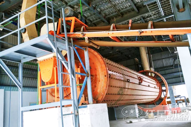 球磨機(jī)室內(nèi)粉磨作業(yè)現(xiàn)場(chǎng)