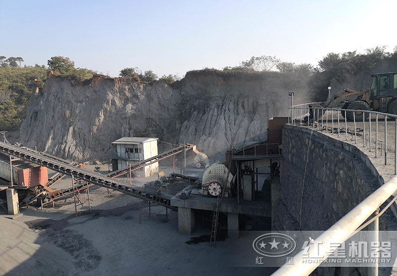 錘式破碎機(jī)組成的一套石子粉碎生產(chǎn)線(xiàn)