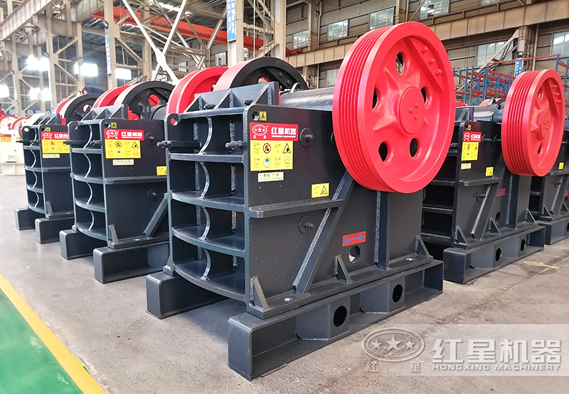顎式破碎機(jī)，生產(chǎn)線中粗碎環(huán)節(jié)，進(jìn)料口大，時產(chǎn)量1~1000噸