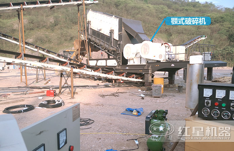 69鄂破搭載移動(dòng)破碎站