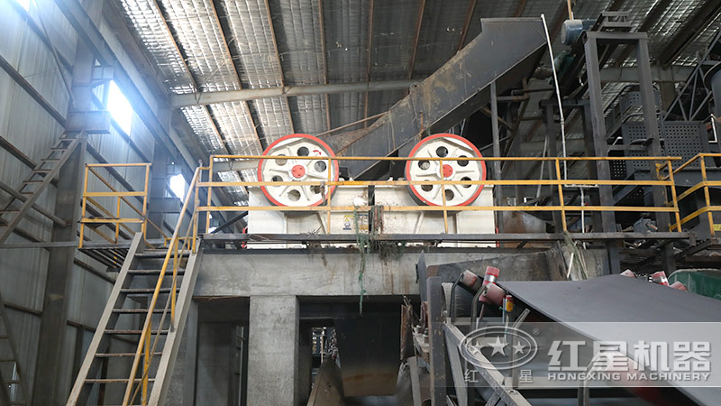 砂石場(chǎng)現(xiàn)場(chǎng)配置顎式破碎機(jī)