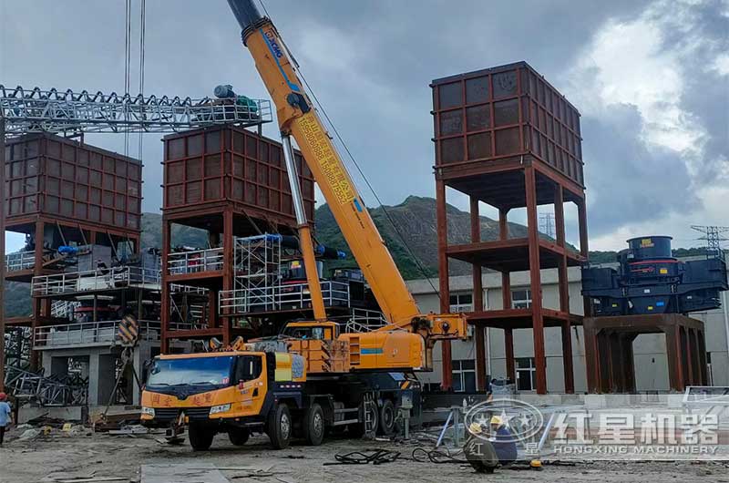 部分混凝土部分鋼架基礎(chǔ)的碎石設(shè)備安裝現(xiàn)場