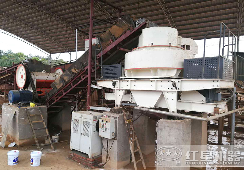 花崗巖制砂用什么設(shè)備好？全套打花崗巖的石子機(jī)器設(shè)備多少錢(qián)？