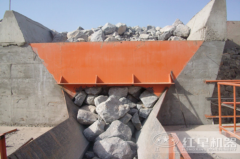 打花崗巖的機(jī)器一小時(shí)產(chǎn)量1000噸多少錢？含現(xiàn)場視頻