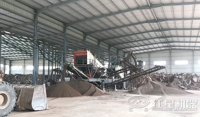 移動(dòng)石子破碎機(jī)制砂生產(chǎn)現(xiàn)場