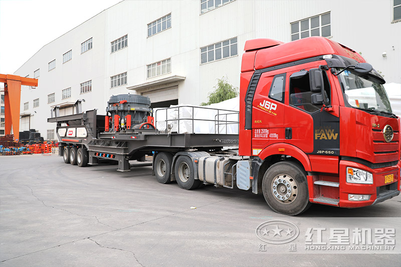移動制砂機發(fā)貨進行中，車頭牽引即可抵達生產現(xiàn)場，簡單安裝就能生產