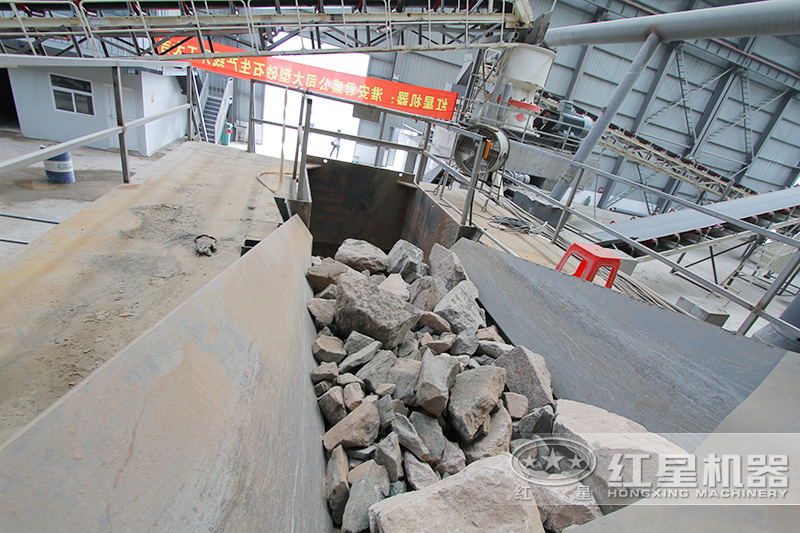 鄂破進(jìn)料口大，可通過大塊玄武巖