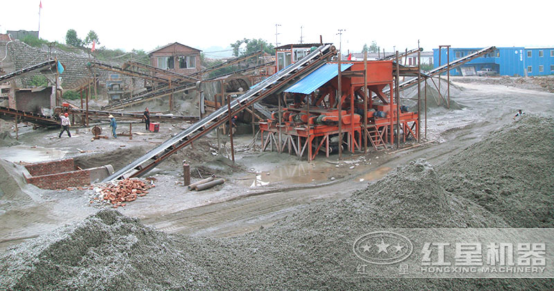 這套小型制砂機(jī)配置多臺(tái)對(duì)輥破，費(fèi)用50萬(wàn)左右