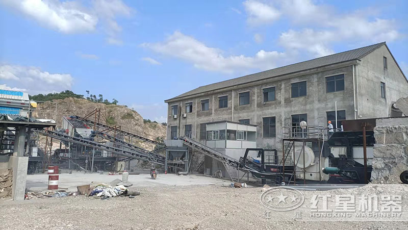 移動破碎機在砂石場便利作業(yè)