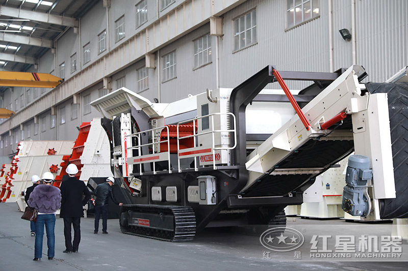 紅星機器小型移動磕石機，客戶來廠考察
