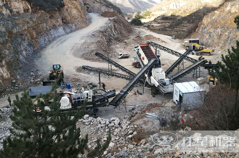 移動(dòng)破碎機(jī)-多機(jī)聯(lián)合生產(chǎn)加工鐵路石子現(xiàn)場(chǎng)