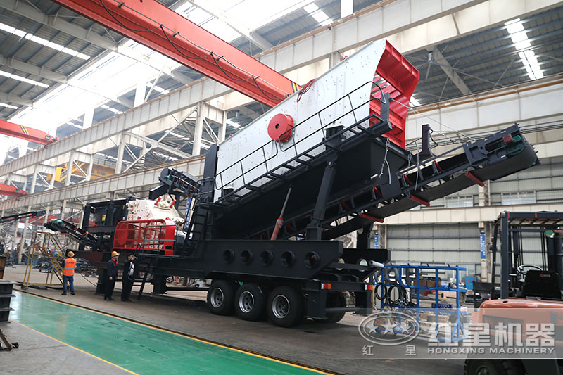 紅星機(jī)器移動(dòng)石灰石粉碎機(jī)車(chē)間展示