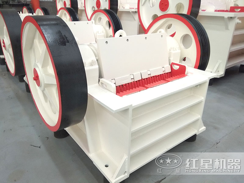 小型石子破碎機(jī)能打多少石料，一套多少錢？附碎石視頻