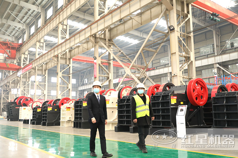 紅星機器小型破碎機車間現(xiàn)貨，客戶實地考察