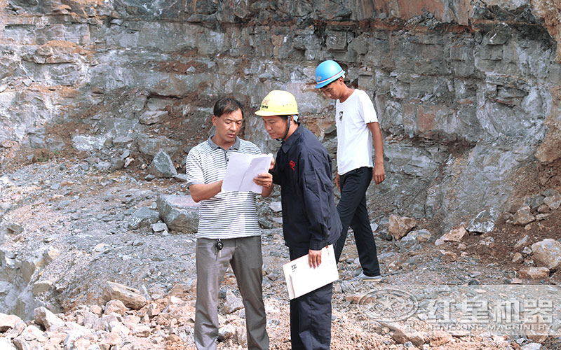 紅星技術(shù)人員現(xiàn)場考察為客戶配置小型破碎機