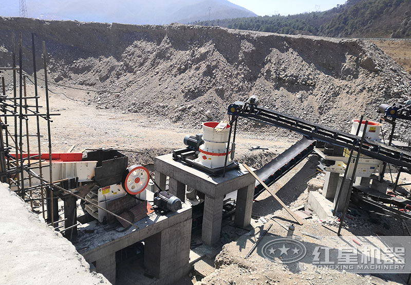 石料制沙生產(chǎn)線現(xiàn)場，一噸石頭可出0.8方砂子