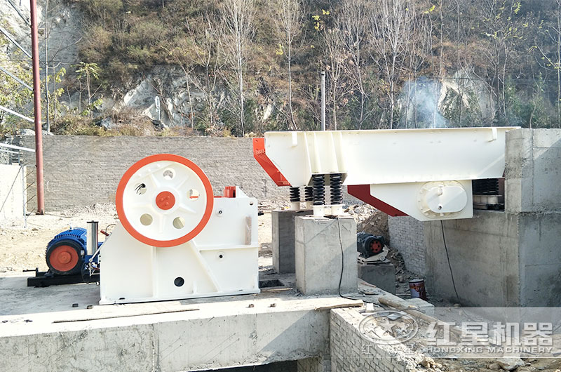 顎式破碎機(jī)現(xiàn)場(chǎng)