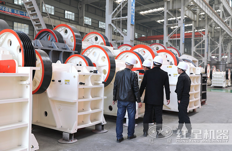 粗破鄂式破碎機(jī)型號多，價格不等，用戶來廠考察