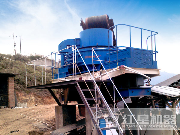 型砂制砂生產(chǎn)線中制砂機(jī)特寫(xiě)圖