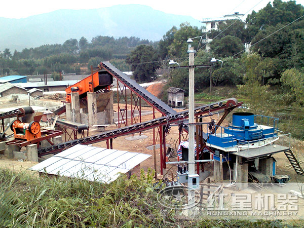 沖擊式破碎機(jī)作業(yè)現(xiàn)場(chǎng)