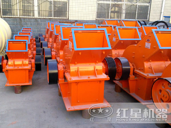 整齊擺放的各大型號的錘式破碎機(jī)