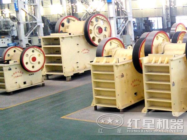 葉臘石顎式破碎機(jī)車間