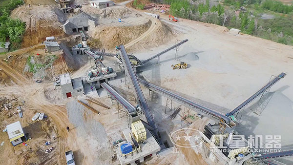 反擊式破碎機(jī)生產(chǎn)線(xiàn)現(xiàn)場(chǎng)