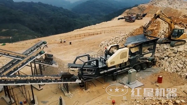 移動(dòng)破碎站工作現(xiàn)場(chǎng)