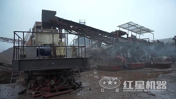 廠區(qū)移動反擊式破碎機(jī)實(shí)拍