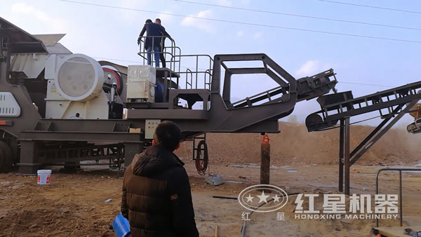 移動破碎站生產(chǎn)現(xiàn)場安裝調(diào)試中