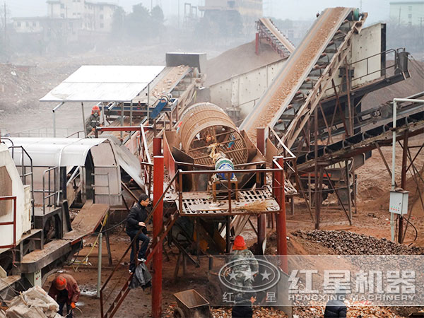 建筑垃圾移動(dòng)粉碎機(jī)現(xiàn)場(chǎng)實(shí)拍