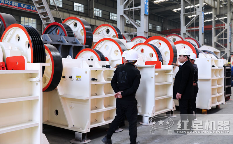 破碎機生產(chǎn)車間客戶參觀