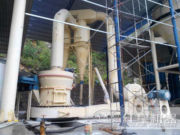 爐渣雷蒙磨粉機(jī)現(xiàn)場實(shí)拍