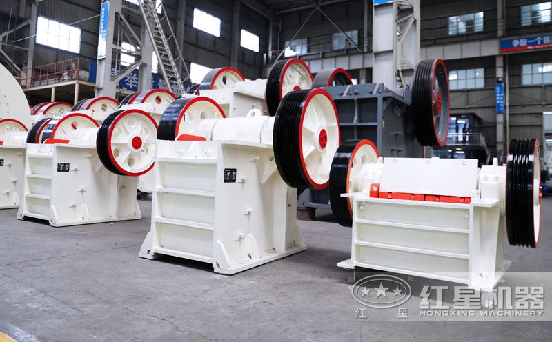 小型石子粉碎機(jī)車間實(shí)拍