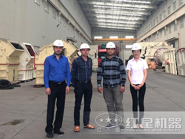 客戶(hù)細(xì)碎機(jī)車(chē)間留影