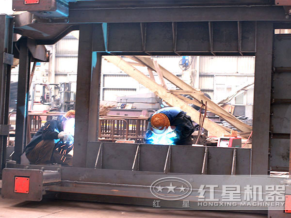 紅星移動破碎機生產(chǎn)車間