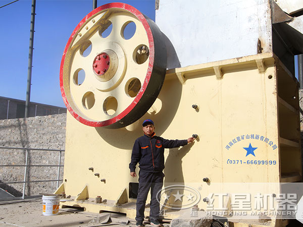 大型顎式破碎機現(xiàn)場實拍